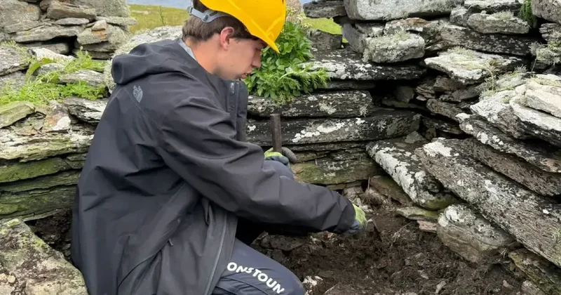 Школьники раскопали 1000 летнюю церковь викингов на необитаемом острове в Шотландии