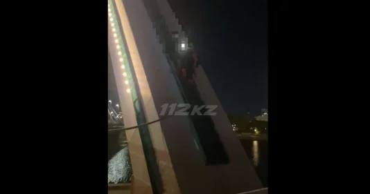 Мужчину сняли с моста в Астане