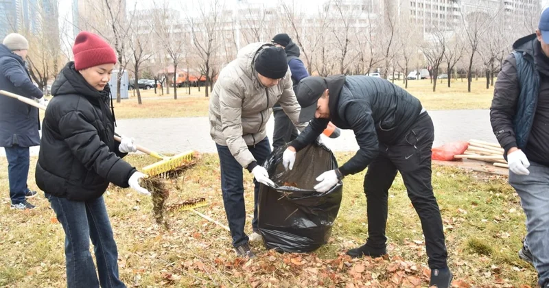 Абыз рухына тағзым Маңғыстау әкімі Әбіш Кекілбаев аллеясында сенбілік жасады