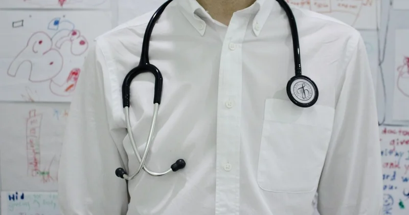 Отец пациента напал на травматолога в Алматинской области: решение суда