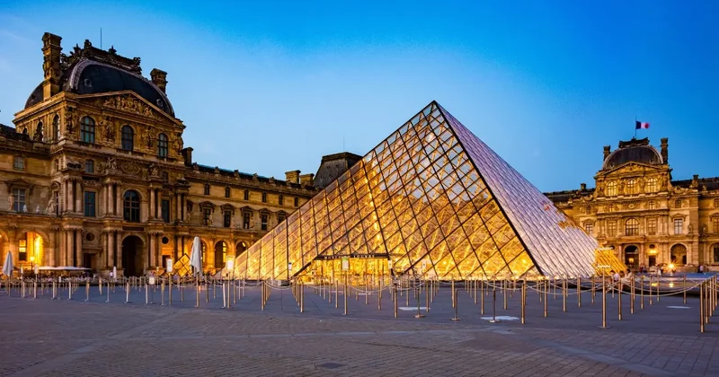 "Потеряли доверие воров". Грабители пытались продать похищенные из Лувра драгоценности в даркнете, но музей упустил время