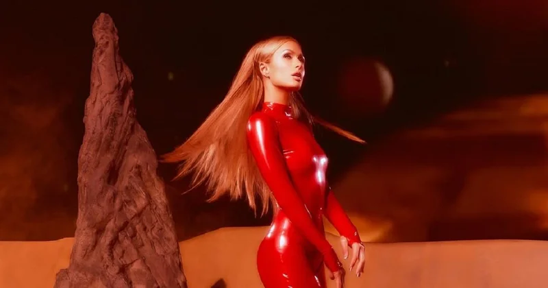 Пэрис Хилтон в комбинезоне из латекса повторила образ Бритни Спирс