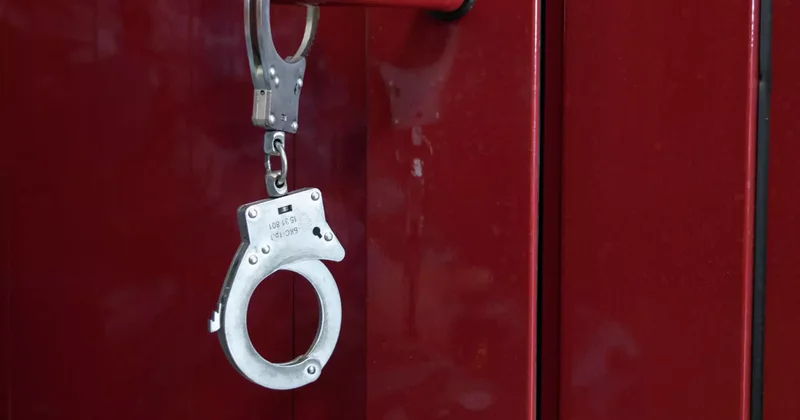 Гаражда ұстап отырған: қыздарды жезөкшелікке мәжбүрлеген қылмыстық топ ұсталды