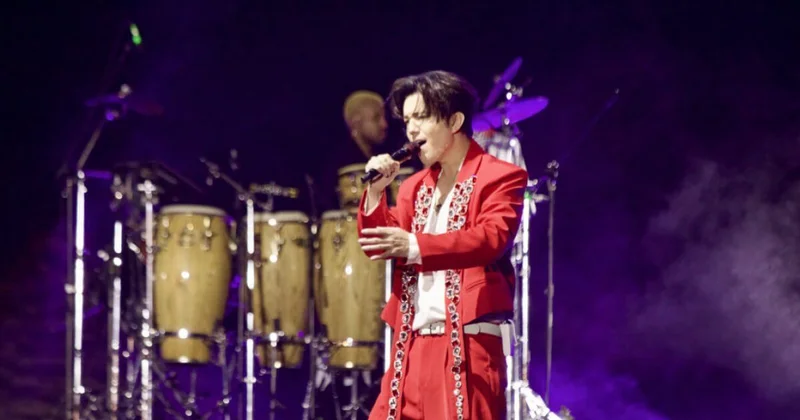 Димаш Кудайберген впервые выступил у подножия египетских пирамид