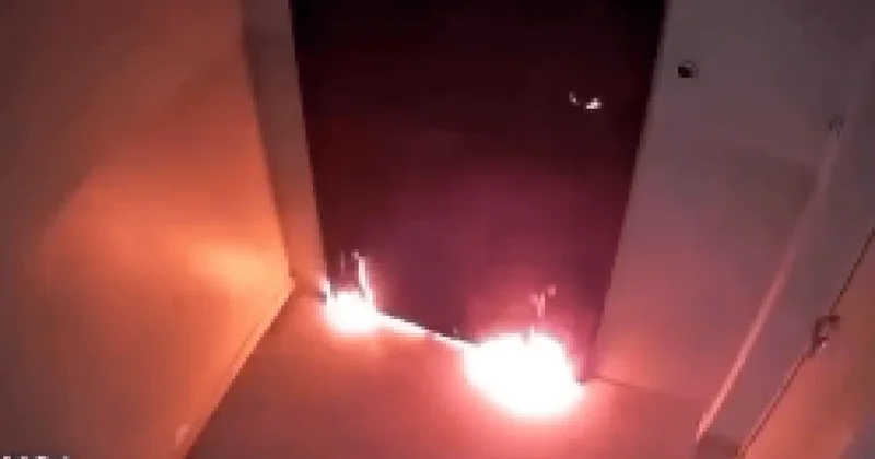 Поджог двери квартиры попал на видео в Алматы