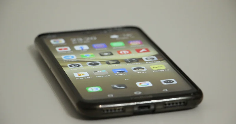 Подросток за деньги отправил ложное сообщение директору школы