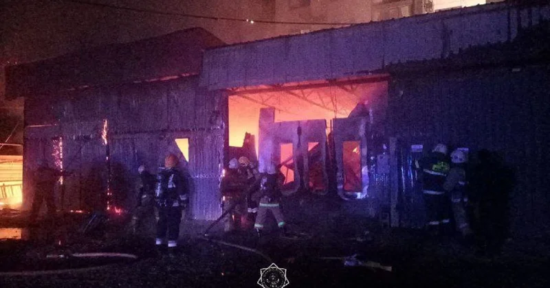 СТО загорелась в Алматы: пожарным пришлось спасать автомобили (фото)