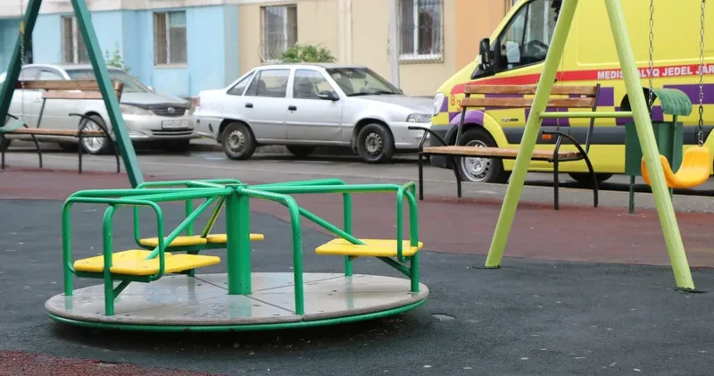 Қазақстандықтар ойын алаңында бүлдіршінді теуіп құлатқан еңгезердей ер адамды жазалауды талап етуде