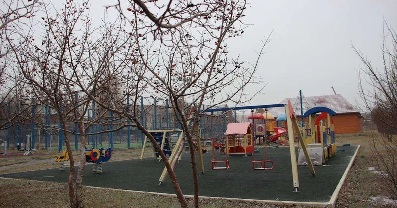 Мужчина пнул пятилетнего ребенка во дворе ЖК в Алматы