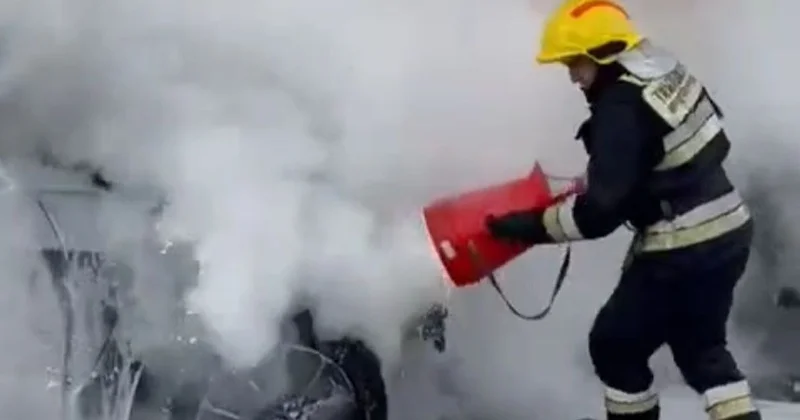 BMW X5 загорелся во дворе дома в Алматы: огонь перекинулся на соседнее авто