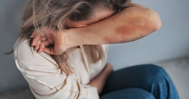 Бросил в жену совок и пнул несколько раз: семейная ссора на юге Казахстана привела к статье