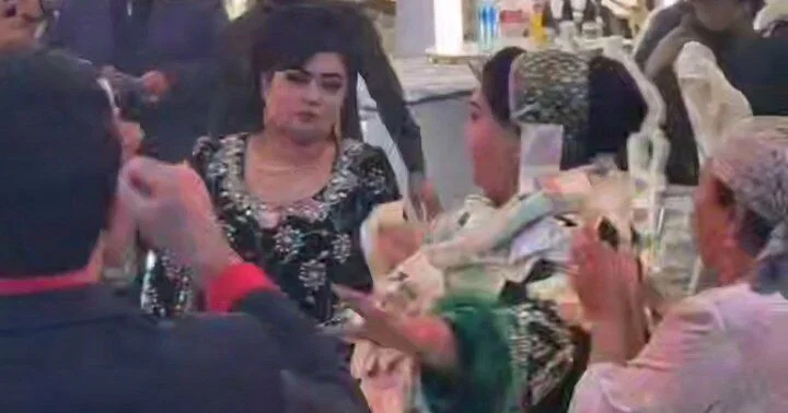 На узбекской свадьбе свекровь одели в деньги