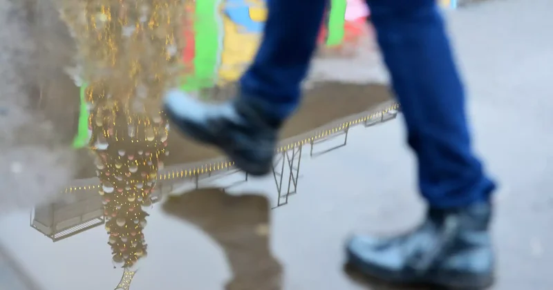 Алматыда ер адам баланы бір теуіп құлатты (ВИДЕО)