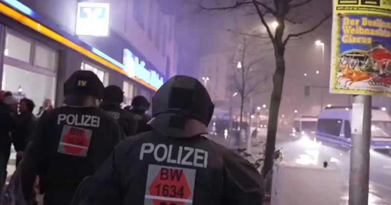 35 раненых полицейских, 430 арестов и сгоревшие машины так Берлин встретил Новый год