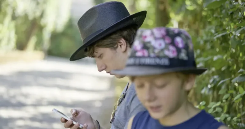 Франция балаларға әлеуметтік желілерді пайдалануға тыйым салуы мүмкін