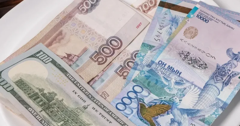 Тенге укрепился к доллару, но ослаб почти на 30% к рублю за 2025 год