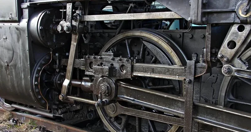 Автомобиль столкнулся с тепловозом: водитель получила травму