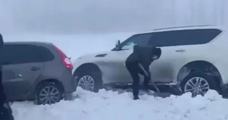 ШҚО да полицейлер қарлы боранда тасжолда қалып қойған көліктерге көмектесті
