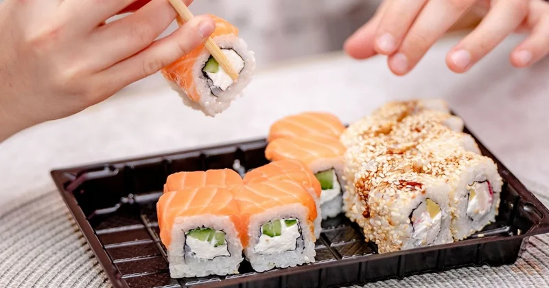 Опасное сочетание: как роллы с шампанским нарушают пищеварение