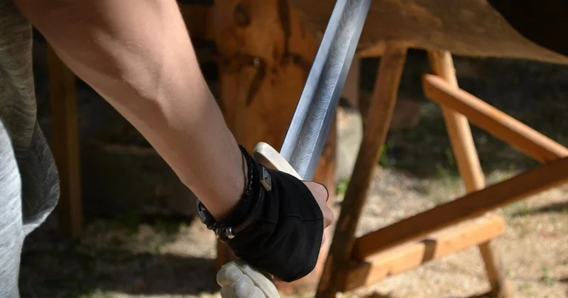 Женщина по неосторожности убила мужчину казачьей шашкой в Актобе