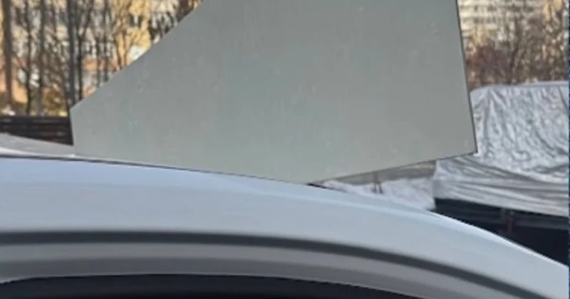 Облицовка многоэтажки рухнула на машину в Алматы: внутри находилась семья с ребенком