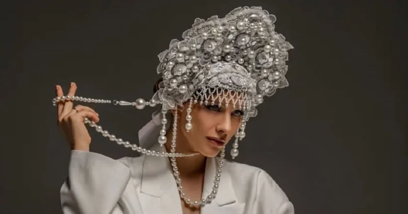 Это что то волшебное : Лиза Арзамасова появилась в пиджаке без белья и кокошнике