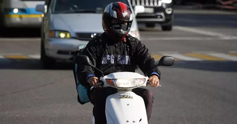 Водитель сбил мопедиста в Алматы