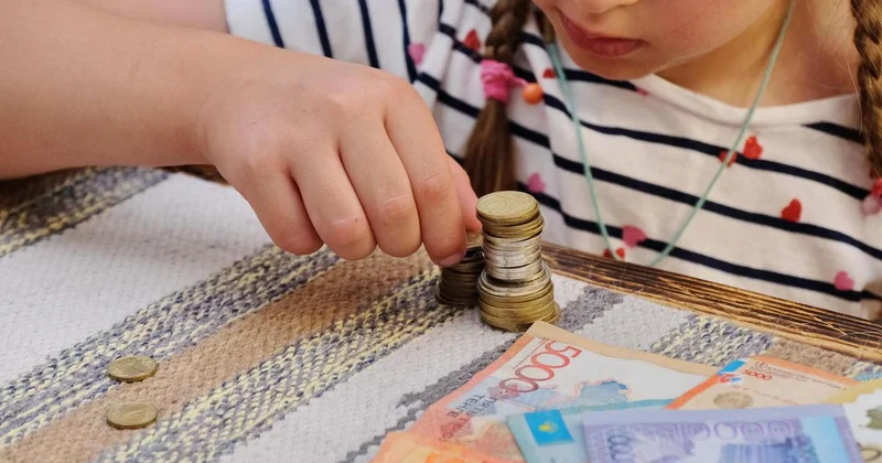 Еще по 130 долларов детям: сколько всего накопили молодые казахстанцы