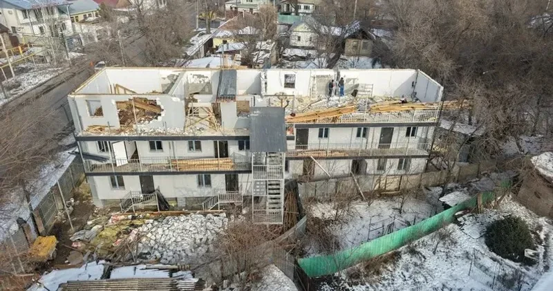 Алматыда үш қабатты тұрғын үйдің жоғары қабаты толығымен сүрілді