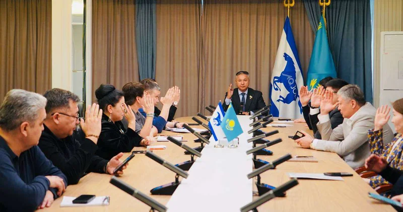 На заседании партии Ак жол приняли решение поддержать проект новой Конституции