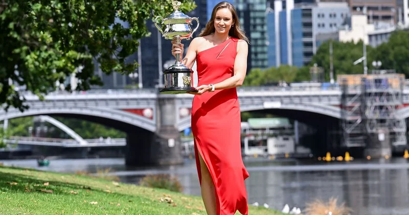 Изящество, скромность и красота : Рыбакина в красном платье устроила фотосессию в Австралии