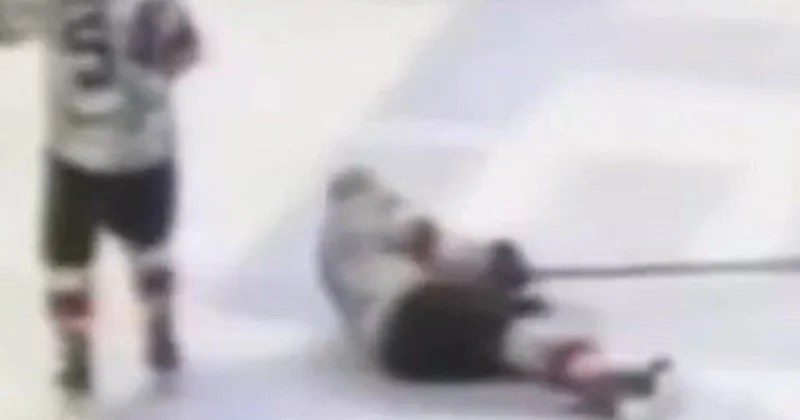 Хоккеист упал во время матча и умер в Караганде