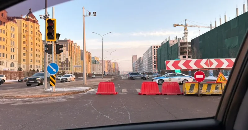 Часть проспекта Тауелсіздік перекрыли в Астане: образовались пробки