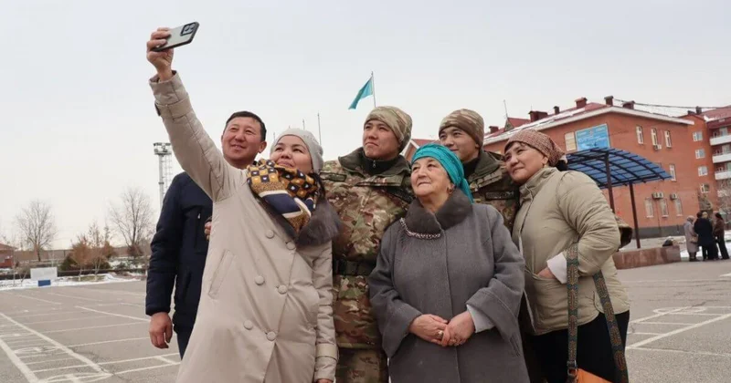 Матерей пустили в казармы: что увидели родители 4 тысяч казахстанских солдат