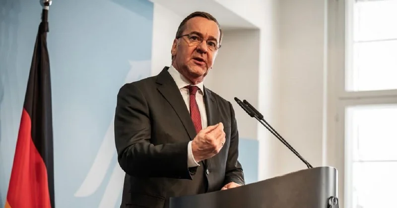 Министр обороны ФРГ обратился к немцам фразой Грустной задницей радостно не пукнешь