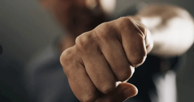 Пьяный мужчина избил курьера в Атырау