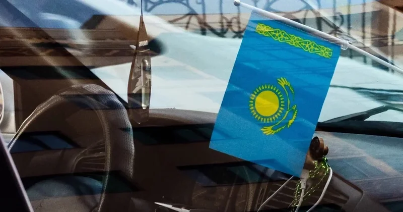 В ЖК Алматы облицовочная плита рухнула на автомобиль с ребёнком в салоне