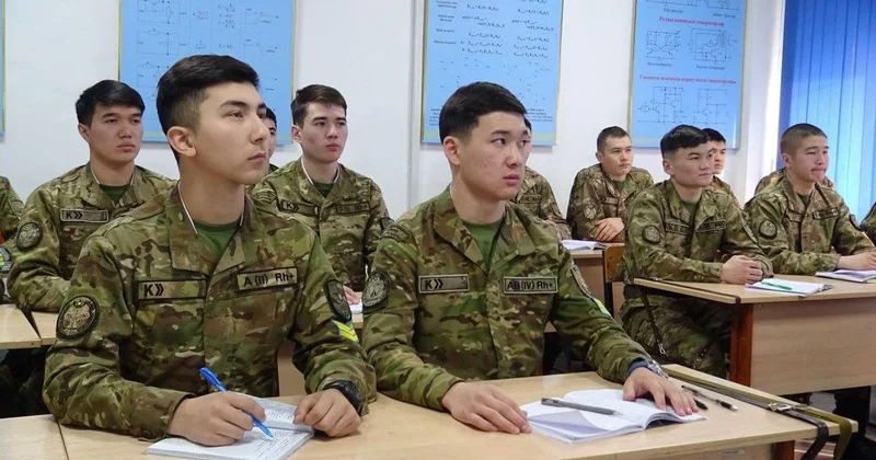 Поступление в военные вузы упростили в Казахстане