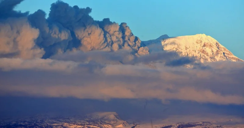 Камчаткадағы Шивелуч жанартауы 6 шақырым биіктікке дейін күл атқылады