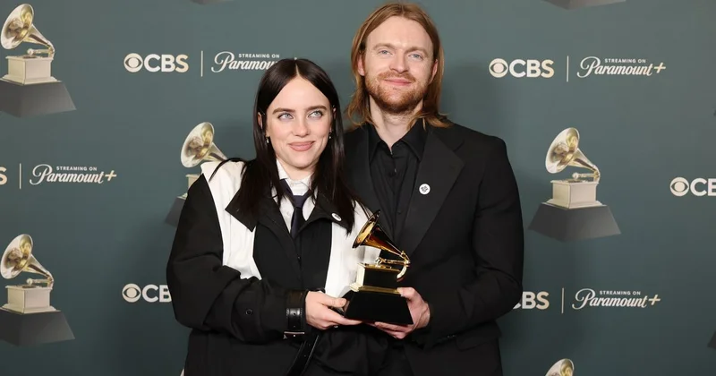 Стали известны имена обладателей Грэмми : главные награды забрали Билли Айлиш и Bad Bunny