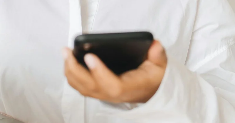 Актюбинка лишилась 12 млн тенге после общения в WhatsApp