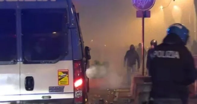 Туринде наразылық білдірушілермен қақтығыста 100 ден аса полицей жарақат алды