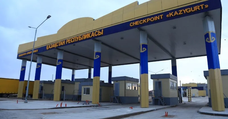 Қару жарақ пен валюта: Шекарада заңсыз жүк тасымалының жолы кесілді