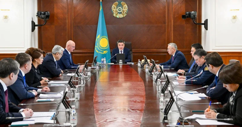 Олжас Бектенов жаңа Конституция жобасы бойынша кеңес өткізді