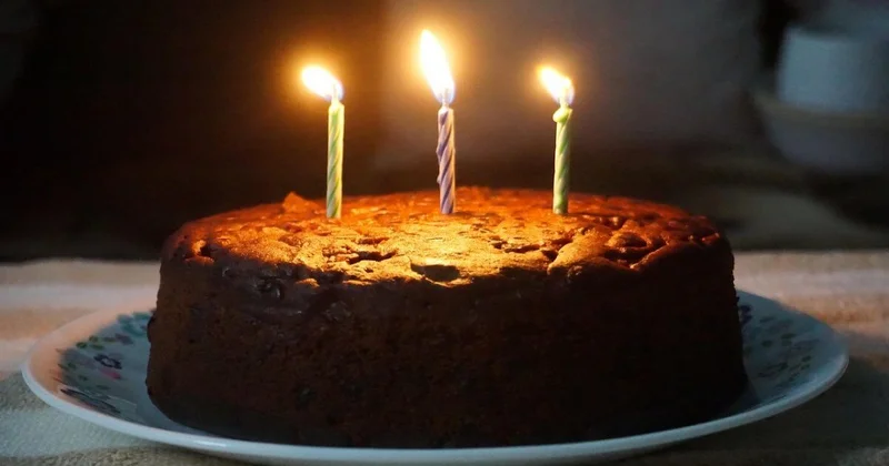 Казахстанец устроил детям настоящий праздник в сромных условиях и восхитил Сеть