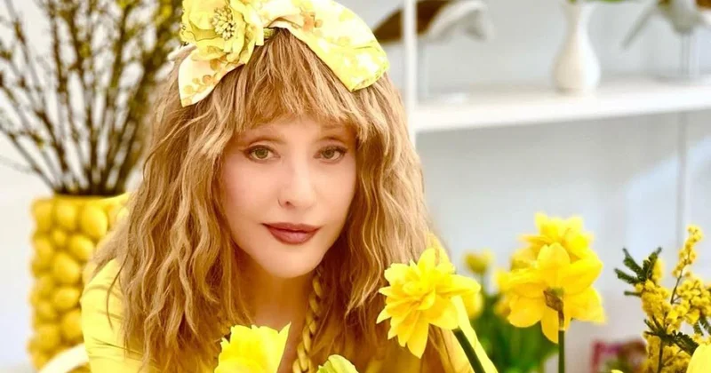 Женщина весна : 76 летняя Пугачева в стильном брючном костюме обратилась к поклонникам