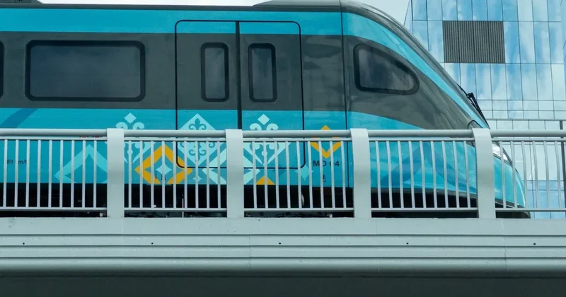 Ожил! Движущийся поезд LRT сняли на видео в Астане