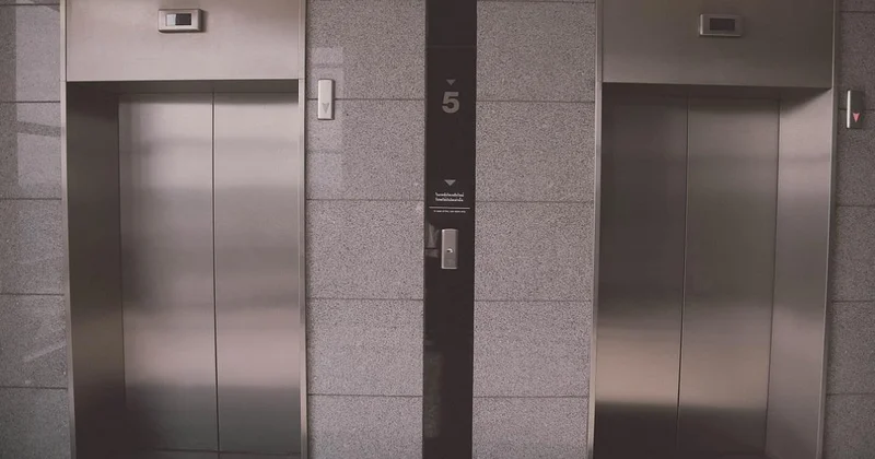 Дети застряли в лифте многоэтажки в Астане (видео)