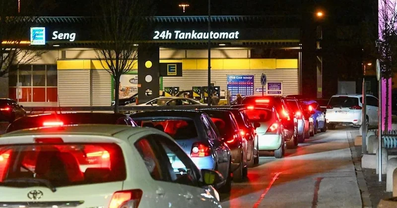 Германиядағы жанармай бағасының өсуіне байланысты ұзын кезек пайда болды