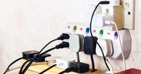 Какие приборы лучше выключать из розеток при выходе из дома